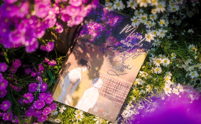 The novel "That summer with you is forever" is published by Literature Publishing House in association with Dong Tay Culture Company Limited. Photo: Publishing House