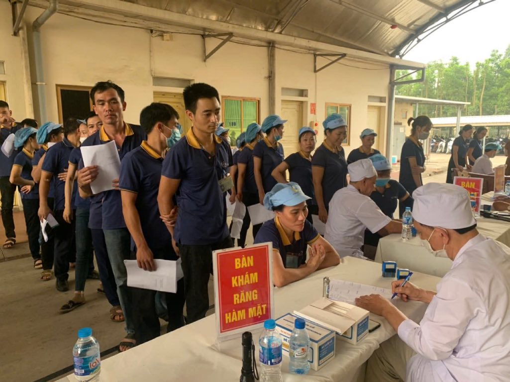 Workers receive health check-ups at the program. Photo: Lang Giang District Labor Federation