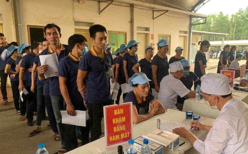 Workers receive health check-ups at the program. Photo: Lang Giang District Labor Federation