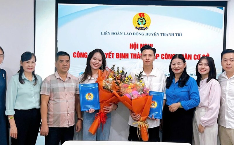 Thanh Tri District Labor Federation presents establishment decisions to 2 grassroots unions. Photo: Grassroots Union