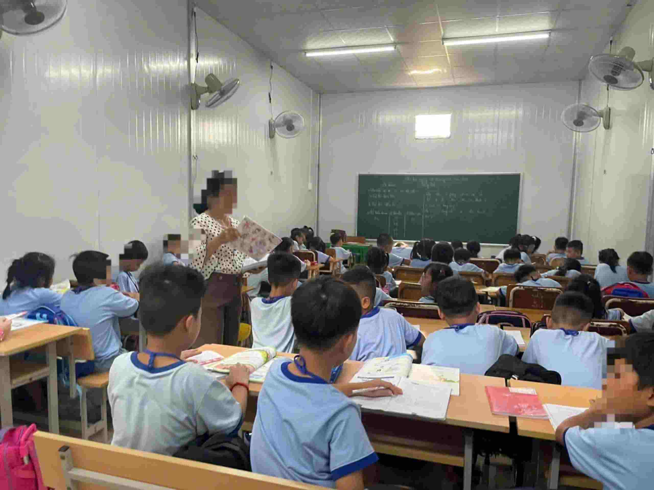 Binh Duong province stipulates that extra classes are not allowed for students who have already attended two sessions a day and that students are not forced to take extra classes. Photo: Dinh Trong