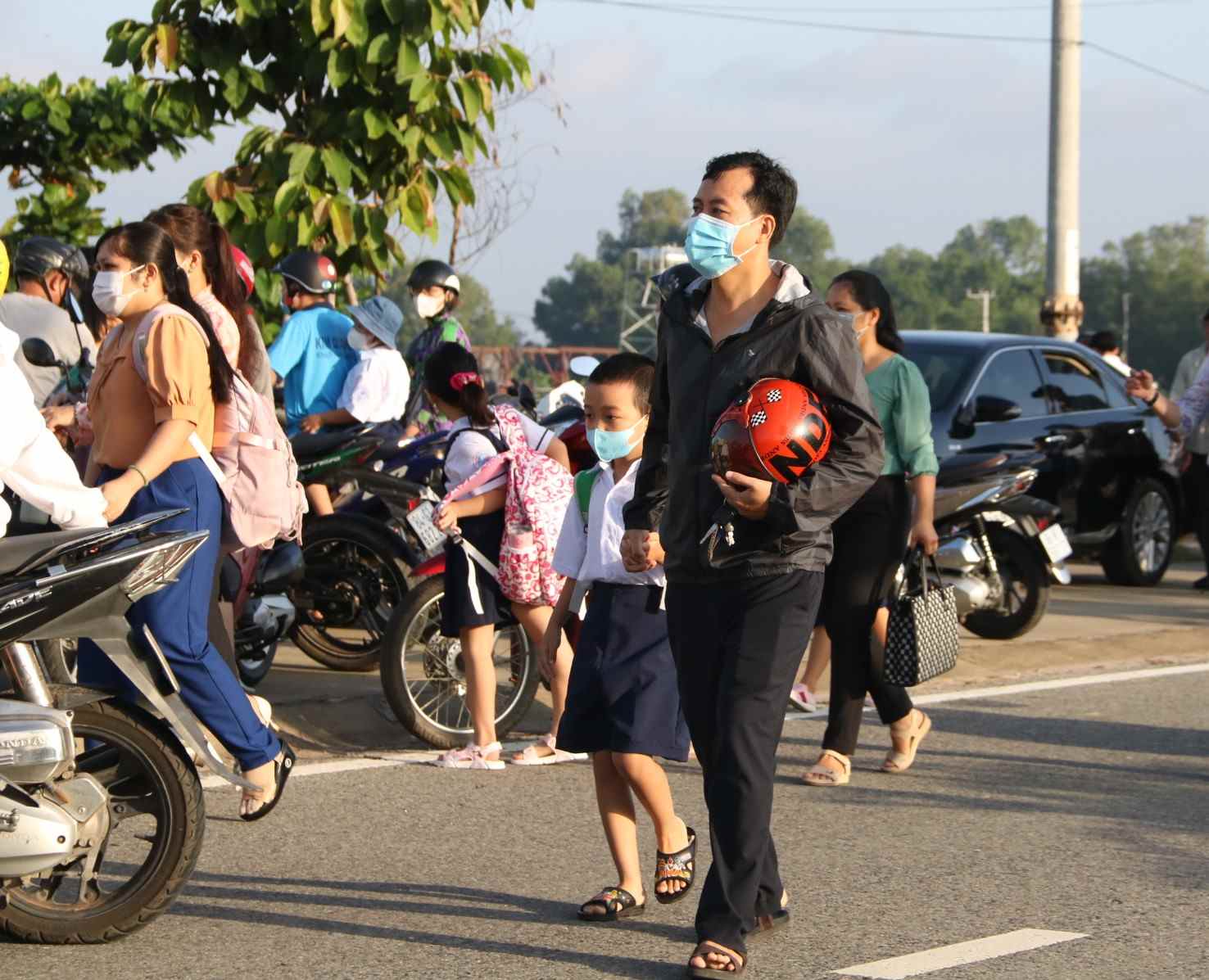 Phu huynh dua don hoc sinh o Binh Duong. Anh: Dinh Trong