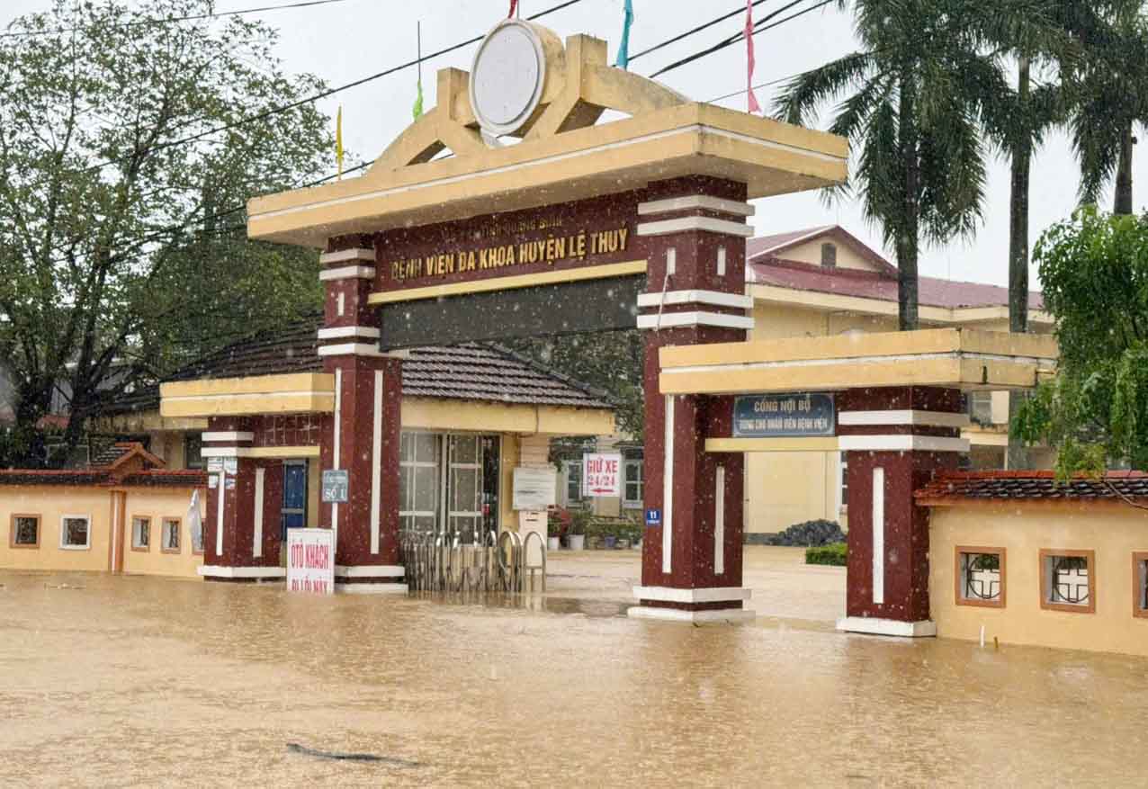 Hinh anh nuoc lu ngap Benh vien Da khoa huyen Le Thuy ngay 29.10. Anh: H. Ngoc