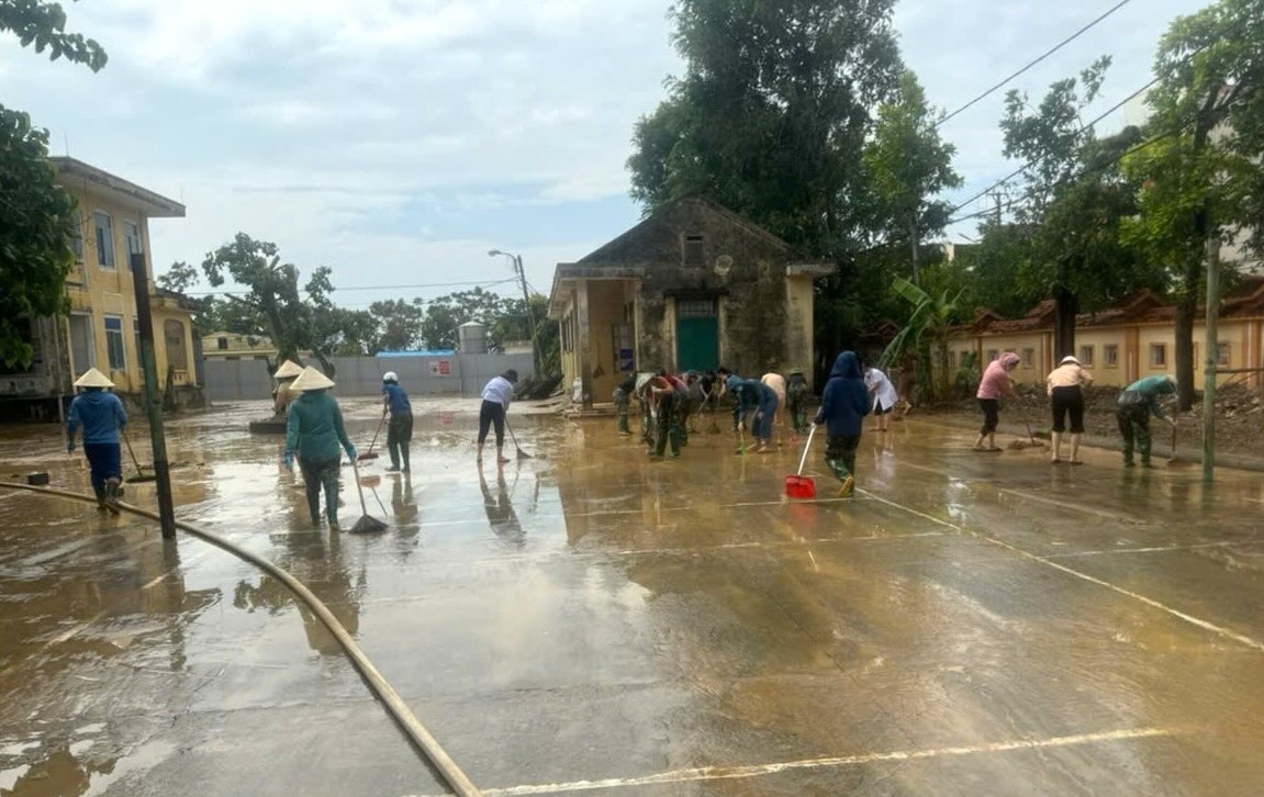 On the morning of October 31, officers and staff of Le Thuy District General Hospital cleaned up after the floodwaters receded. Photo: Duc Van