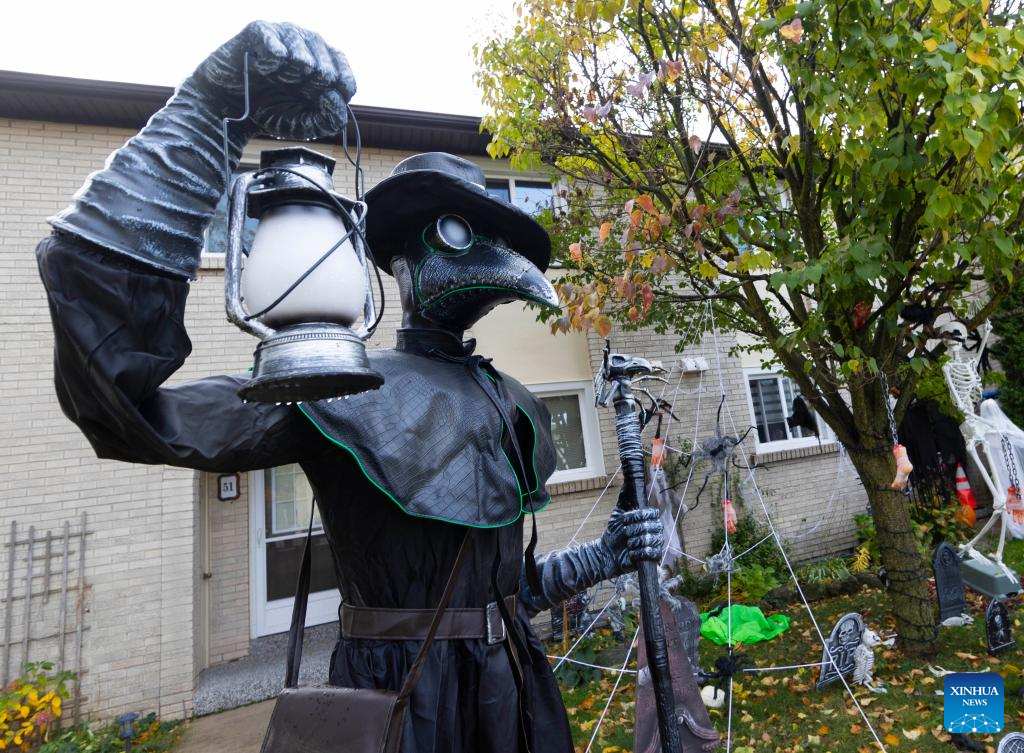 Những ngôi nhà trang trí theo không khí ma mị của Halloween tại Oakville, Ontario, Canada. Ảnh: Zou Zheng/Xinhua