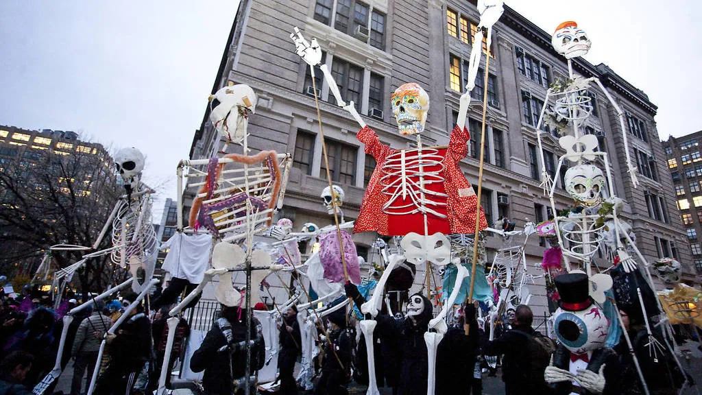 Village Halloween là một sự kiện diễu hành dịp Halloween nổi tiếng tại Greenwich Village New York, Mỹ. Hàng năm tại đây thu hút hơn 50.000 người “biến hình” trong các hình thù xác sống, ma quỷ, phù thủy, quái vật, robot, rối thú khổng lồ... đi diễu hành khắp phố phường trong đêm 31.10. Ảnh: Village Halloween.