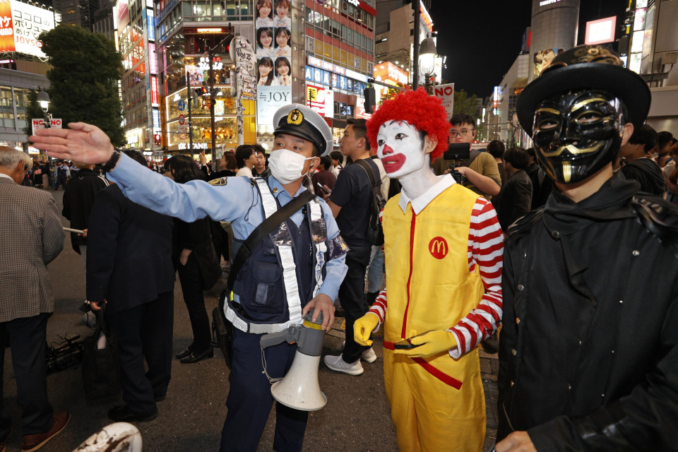  Đất nước mặt trời mọc vốn nổi tiếng với các lễ hội cosplay (hóa trang) nên Halloween càng là dịp nhộn nhịp với nhiều sự kiện văn hóa giải trí. Người dân địa phương trong trang phục mèo độc đáo, tham gia lễ hộ mèo bakeneko tổ chức ngay trước thềm Halloween tại quận Kagurazaka, thủ đô Tokyo, Nhật Bản. Ảnh: AFP