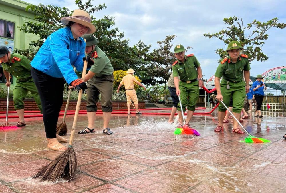 Police help clean up school after flood. Photo: V. Anh