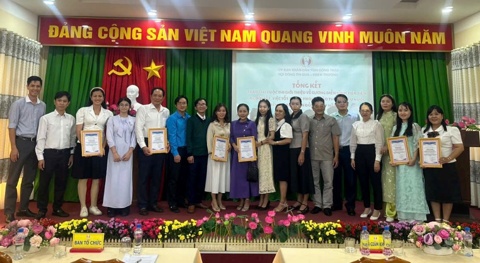 Collective and individual union members of the Education Trade Union of Dong Thap province won prizes in the contest. Photo: Phan Khuyen