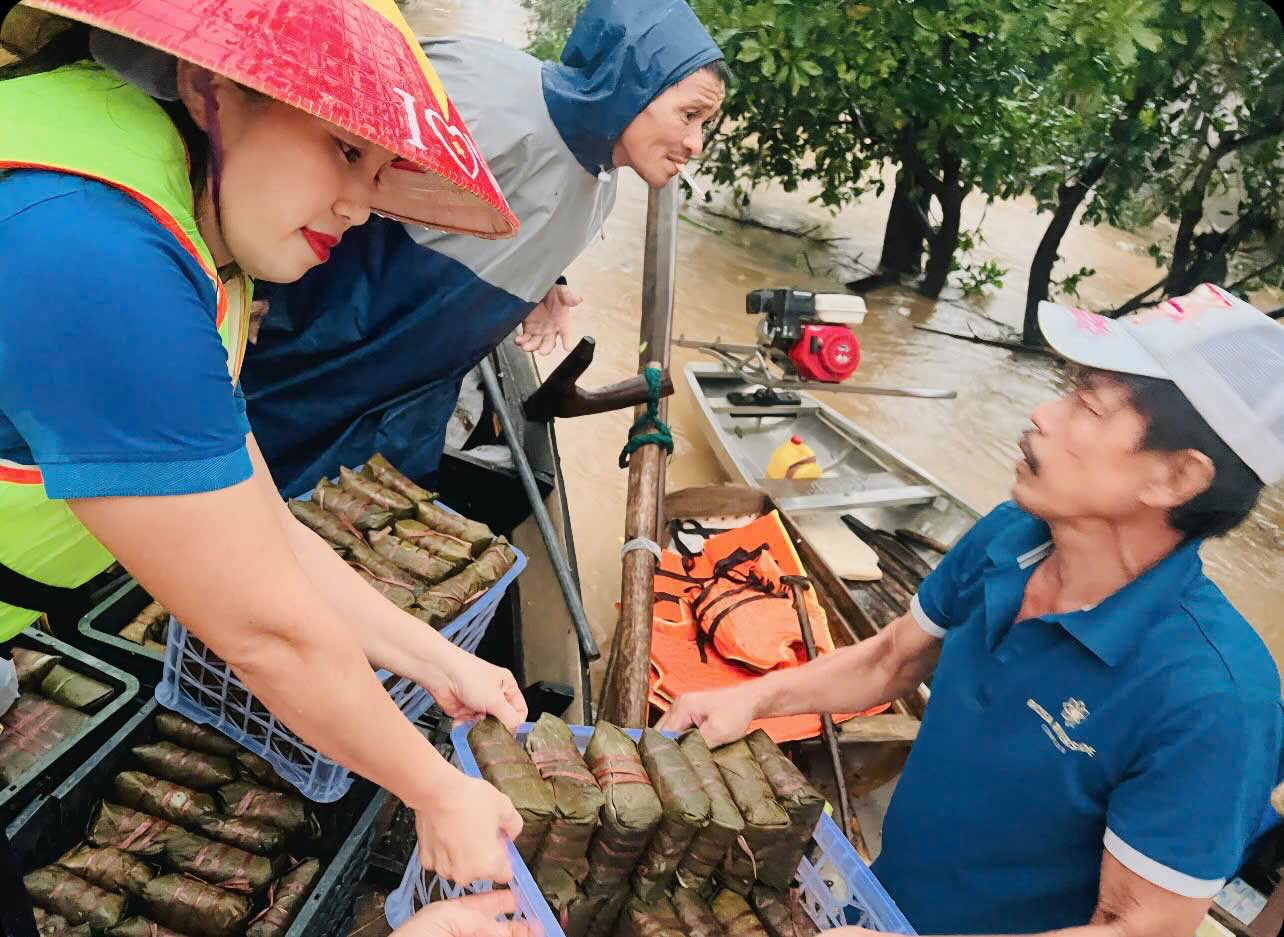 Quang Trach District Labor Federation sends necessities to people in flooded areas. Photo: N. Hoai