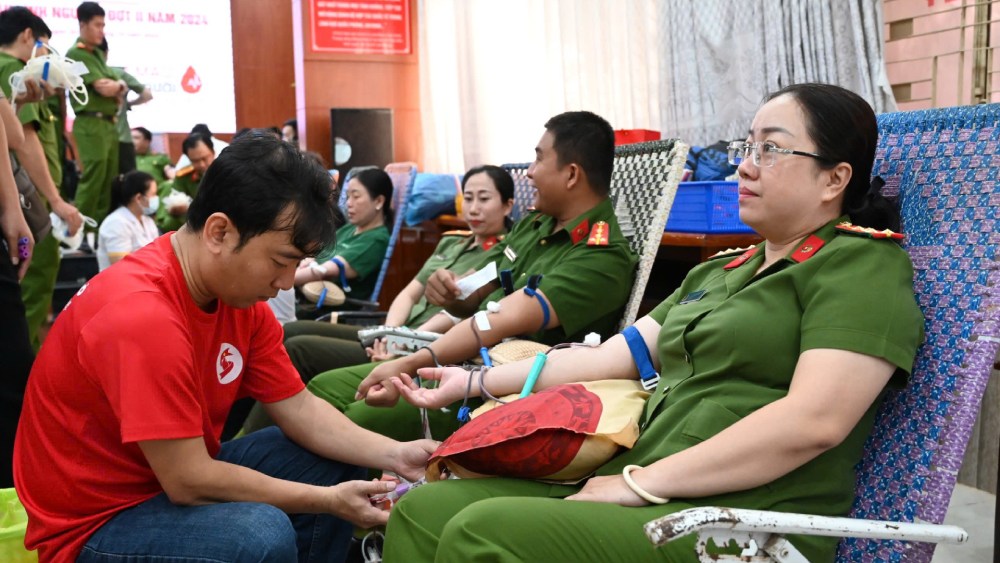 Không chỉ tham gia hiến máu tình nguyện, nhiều cán bộ chiến sĩ Công an tỉnh Kiên Giang cũng đã cho máu trong những trường hợp đột xuất khi cần tại bệnh viện. Ảnh: Công an Kiên Giang