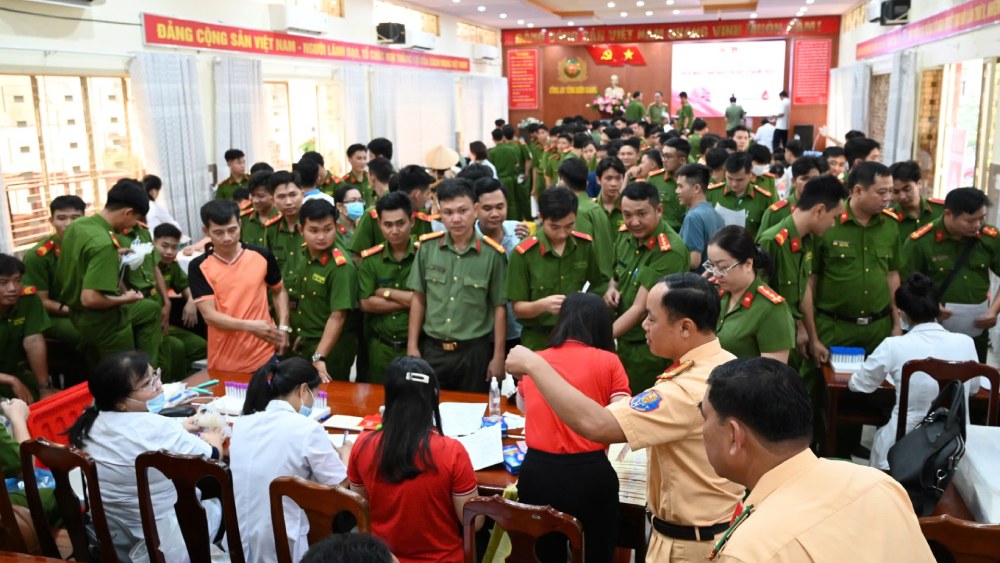 Kien Giang Police donate blood voluntarily for the second time in 2024. Photo: Kien Giang Police