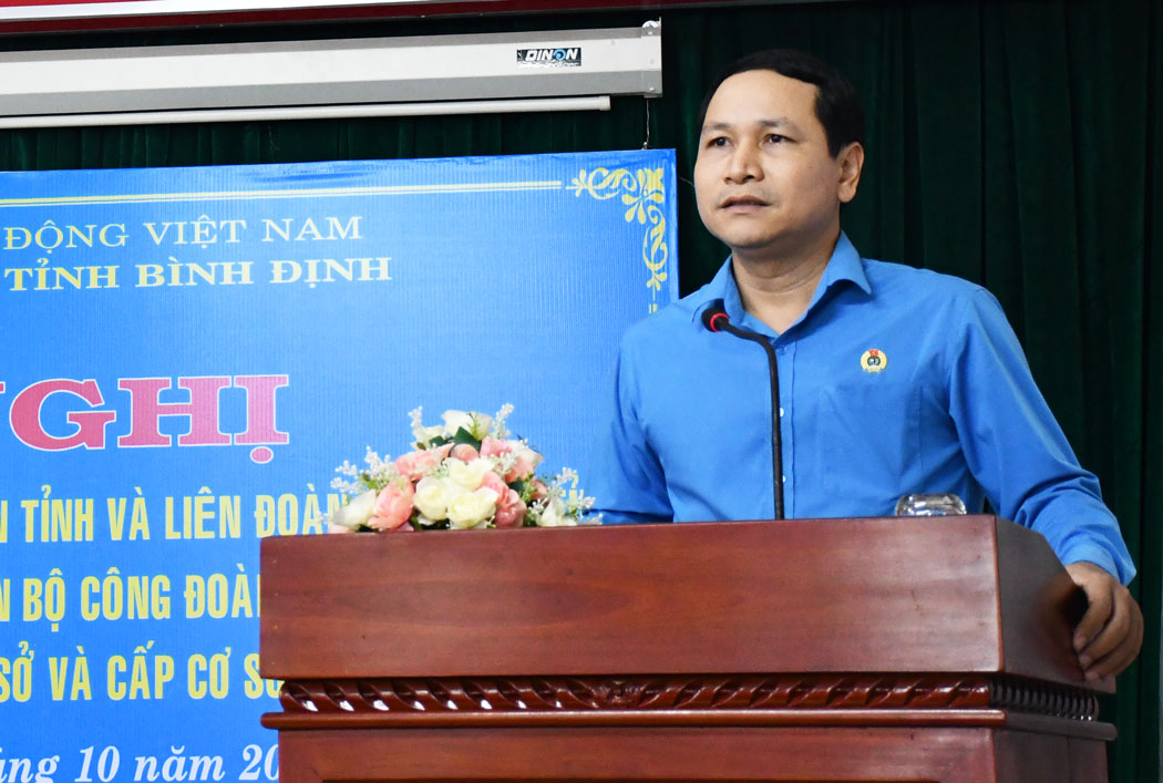 Chairman of Binh Dinh Labor Federation Ha Duy Trung: "A company with 500 employees has only 30 union members. Where did the rest go?". Photo by Xuan Nhan.