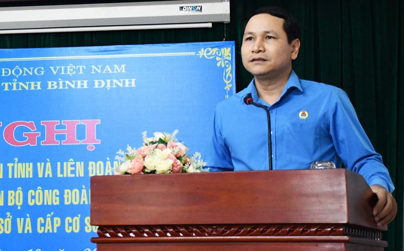 Chairman of Binh Dinh Labor Federation Ha Duy Trung: "A company with 500 employees has only 30 union members. Where did the rest go?". Photo by Xuan Nhan.