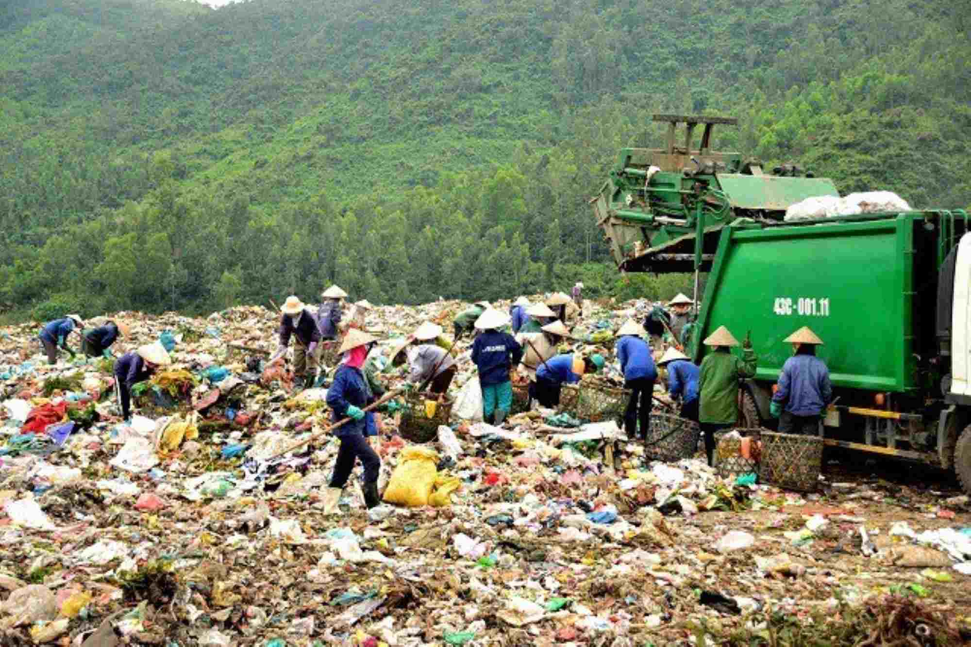 Da Nang is still burying waste after many years of being unable to start construction of solid waste treatment plant projects. Photo: Nguyen Thi