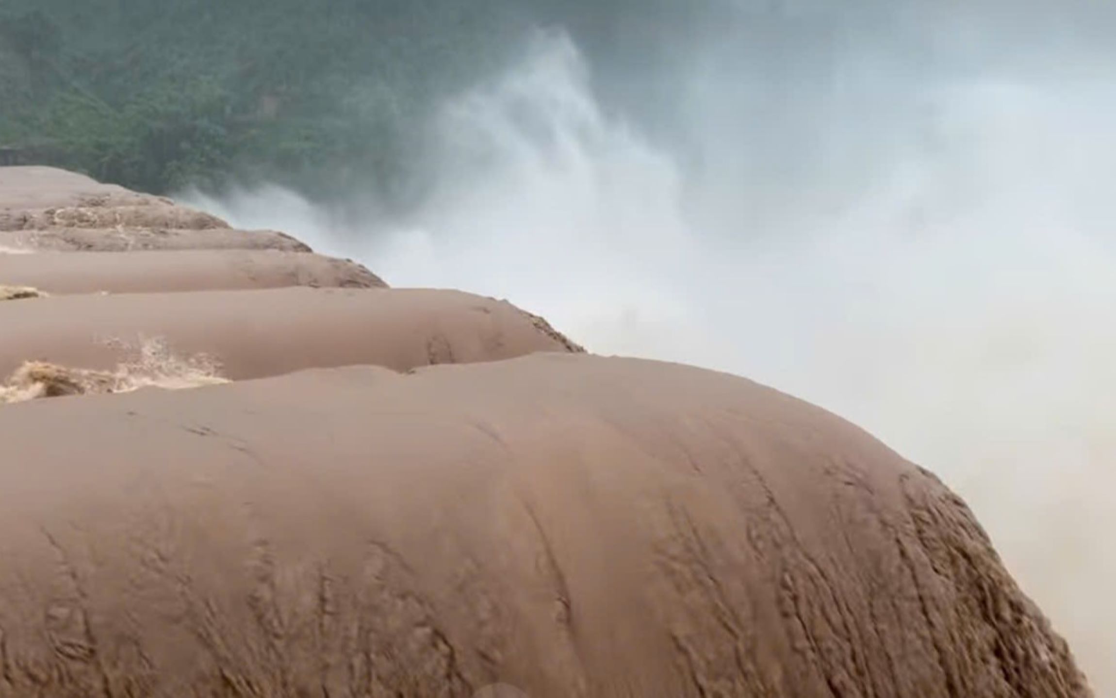 Vietnamese sausagey floodwaters overflowed at Dakrong 3 Hydropower Plant during the time when storm Tra Mi caused heavy rain. Photo: M.Duong