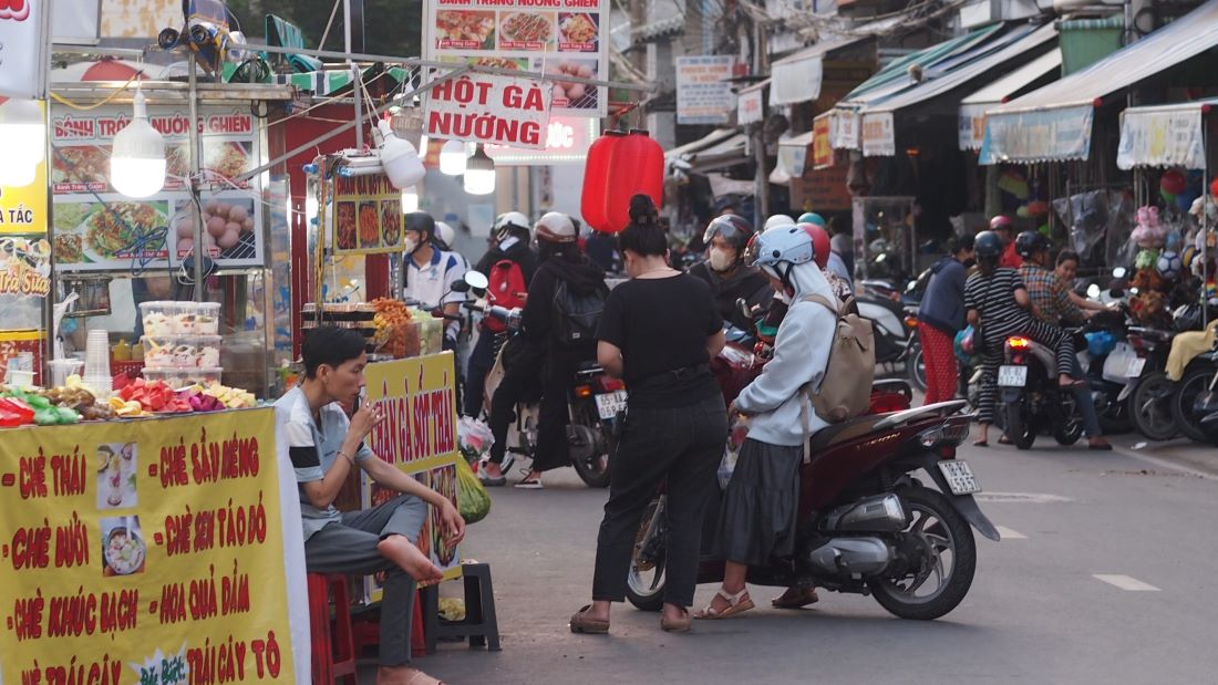 Street vendors on Phan Chu Trinh - Phan Boi Chau street (Can Tho city).