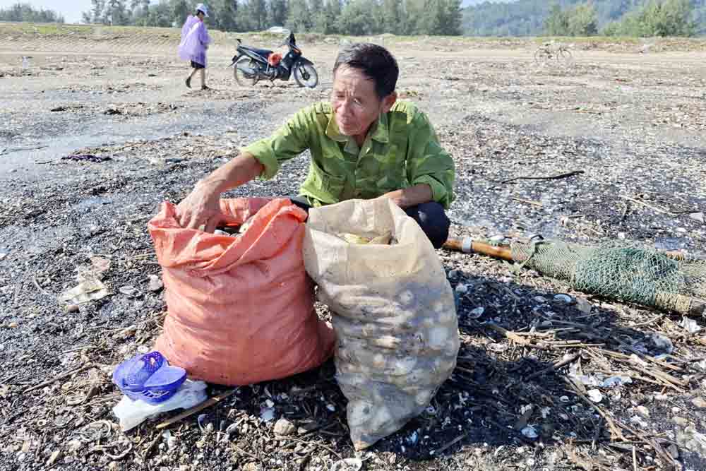 Voi 2 bao tai “loc troi” nay, chu nhan cho biet se ban duoc khoang 700 nghin dong. Anh: Tran Tuan.