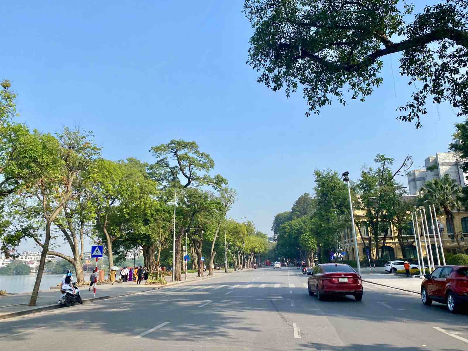 Xung quanh Hồ Hoàn Kiếm dự kiến sẽ là nơi thí điểm hạn chế xe máy, ôtô xăng. Ảnh: Nhật Minh