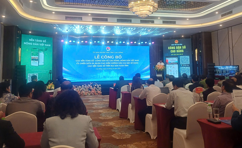 Cao Bang residents have just had another tool to access digital transformation. Photo: Minh Tuan