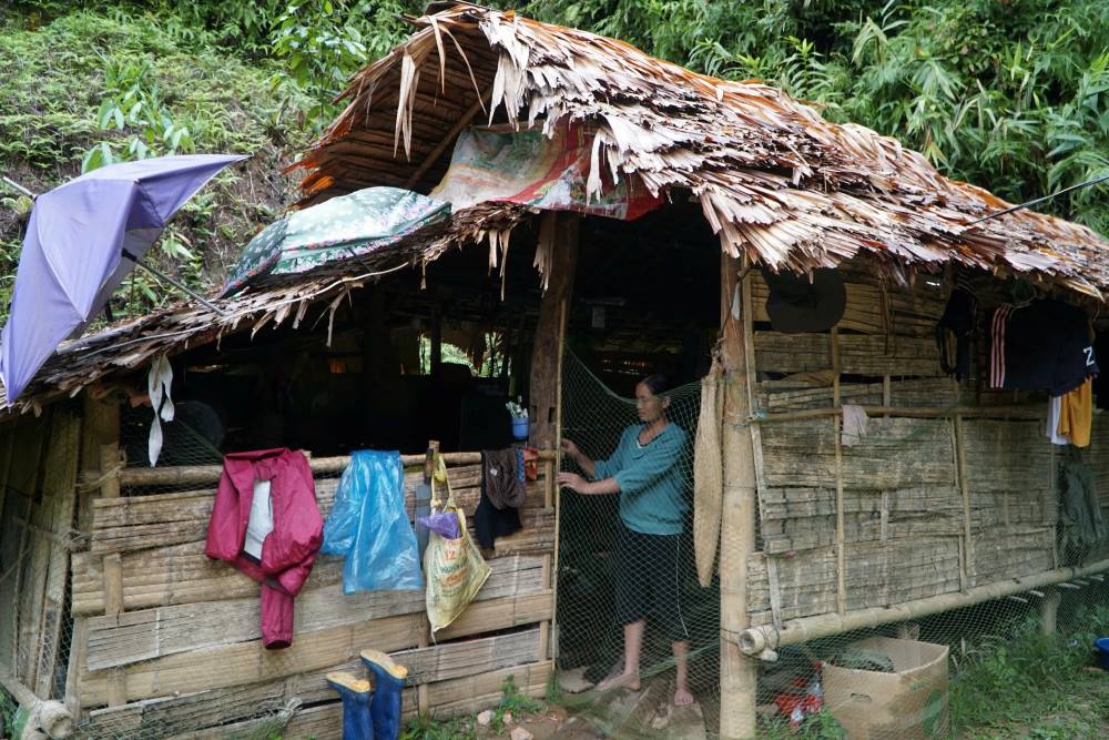 Nhieu ho dan phai dung leu o tam sau khi xay ra vu sat lo nui. Anh: Quach Du