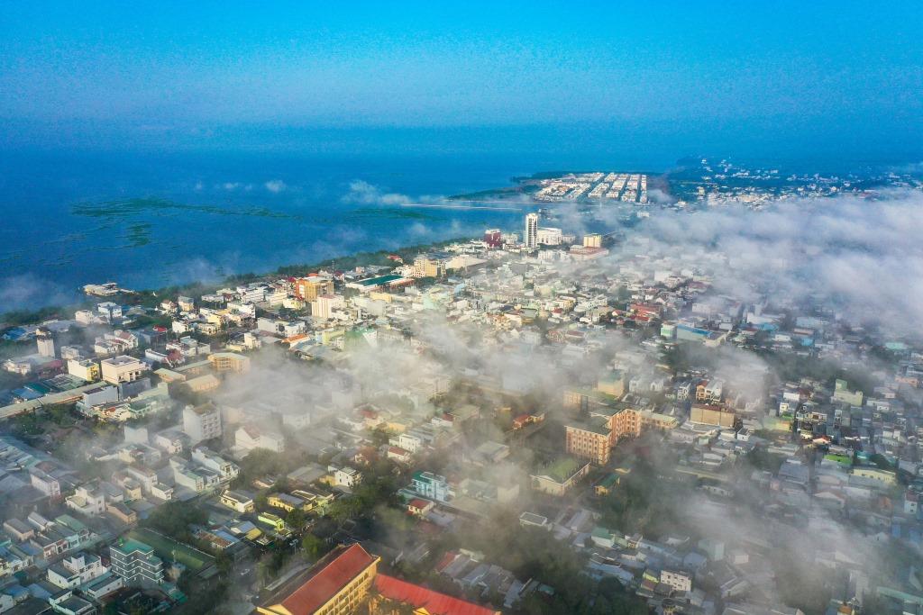 Effectively exploit the advantages and potentials of natural conditions, local historical traditions, and cultural characteristics of river, sea, and island regions in association with tourism development. Photo: Phuong Vu