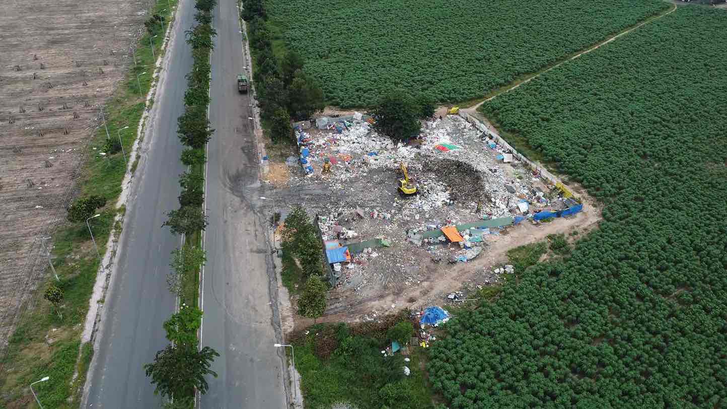 Hiện trạng bãi rác lộ thiên tại huyện Nhơn Trạch khiến người dân bức xúc vì mùi hôi. Ảnh chụp ngày 23.10. Ảnh: HAC