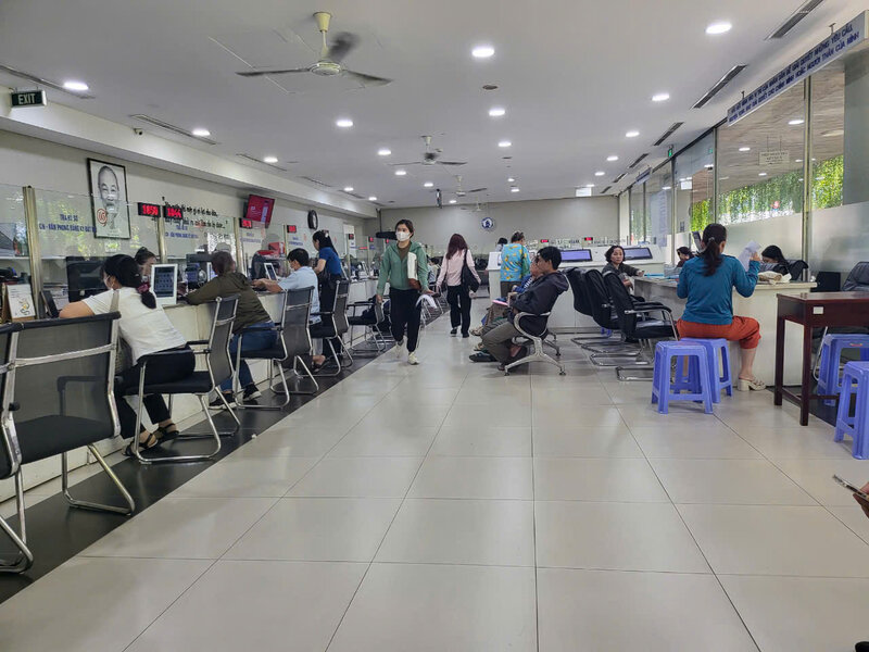 The number of people coming to do procedures to change land use purposes on October 31 decreased significantly compared to previous days. Photo: Huan Cao