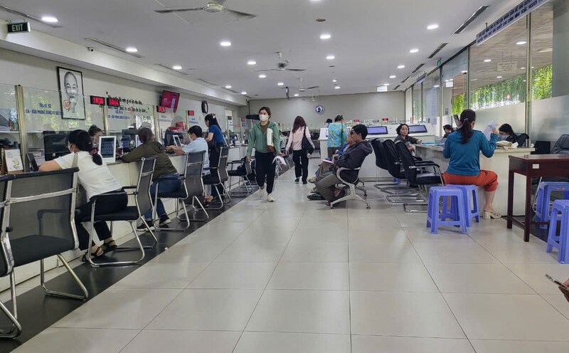 The number of people coming to do procedures to change land use purposes on October 31 decreased significantly compared to previous days. Photo: Huan Cao