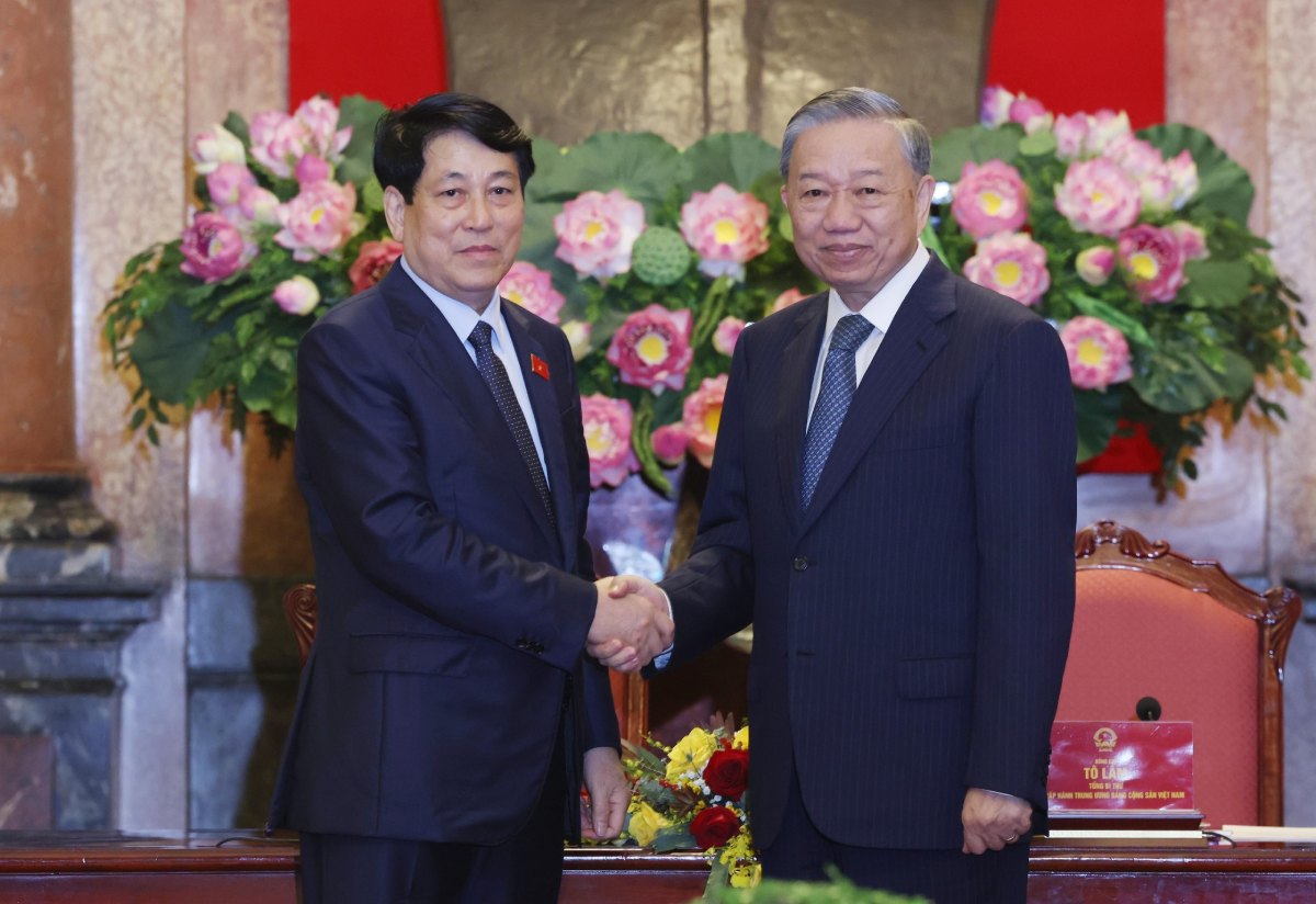 General Secretary To Lam and President Luong Cuong at the handover ceremony of the President's work on October 22. Photo: VNA