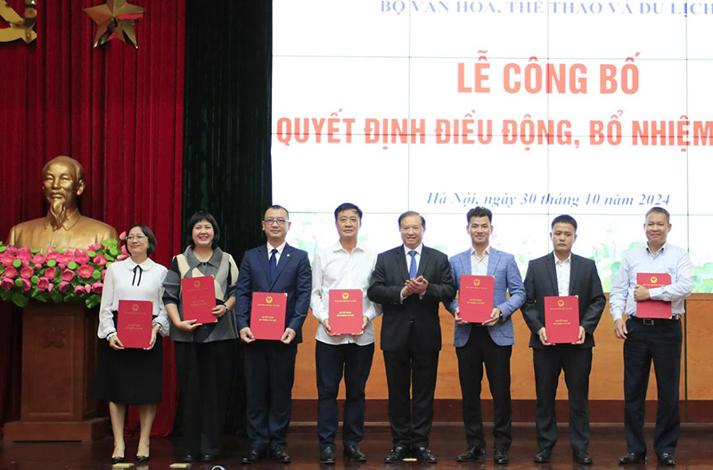 Mr. Dang Tran Cuong (second from right) was appointed to the position of Director of the Cinema Department to replace Mr. Vi Kien Thanh. Photo: Ministry of Culture, Sports and Tourism