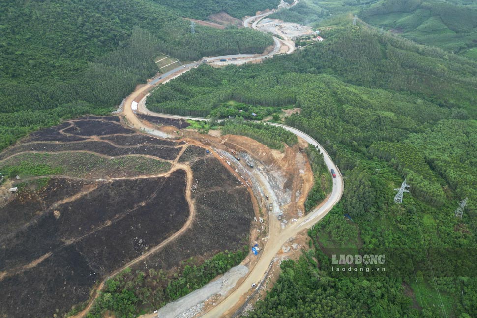 The investor of the project to renovate and upgrade National Highway 19, the Gia Lai - Binh Dinh section, is coordinating with the Tay Son district government to deploy measures to protect construction sites at locations with congestion. Photo: Hoai Luan
