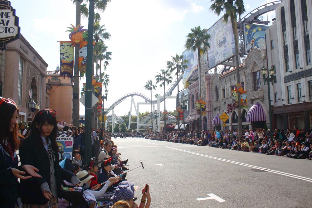 Ngay tu dau gio chieu 30.10, gioi tre Nhat Ban cung du khach khap noi da co mat doc hai ben tuyen duong se dien ra Le hoi duong pho tai Universal Studios de cho doi thuong thuc, hoa nhip cung khong khi Halloween soi dong.