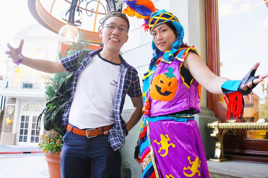 Du khach khong phan biet ngon ngu, quoc gia deu de dang ket noi, hoa nhip mot cach gan gui cung nhau trong khong khi Halloween soi dong tai Universal Studios.