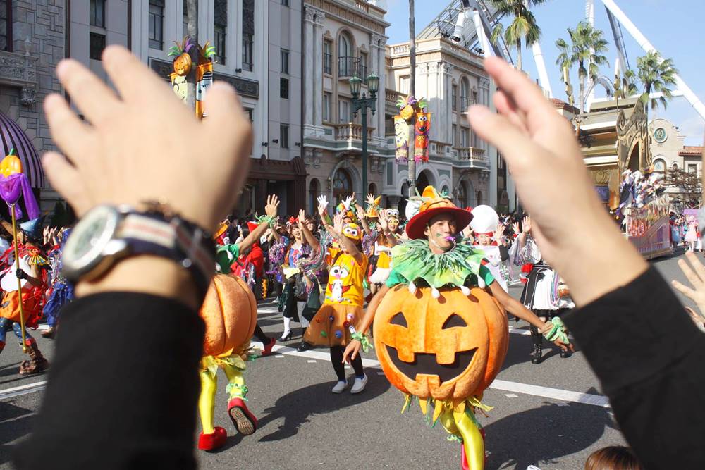 Khong khi Le hoi duong pho trong mua Halloween duoc dau tu nhieu hon so voi ngay thuong ve phan trang phuc, tao hinh cung cac phan trinh dien.   