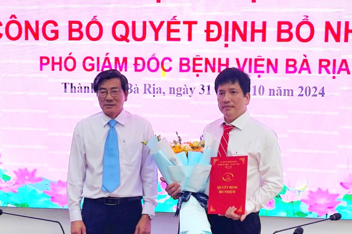 The Department of Health organized the announcement and awarding of the decision to appoint the Deputy Director of Ba Ria Hospital. Photo: BVBR