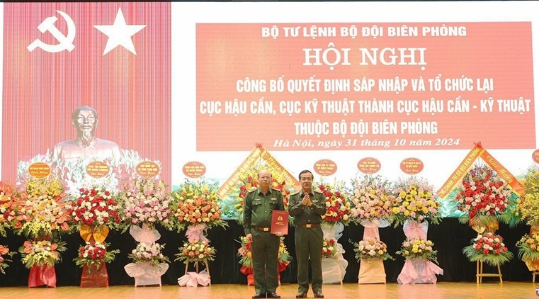 Handing over the Decision of the Minister of National Defense to the Logistics and Engineering Department of the Border Guard. Photo: Thu Thao