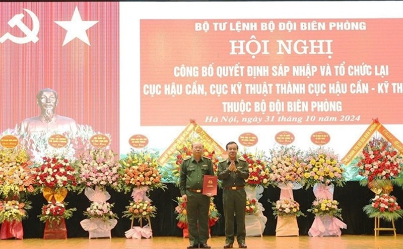 Handing over the Decision of the Minister of National Defense to the Logistics and Engineering Department of the Border Guard. Photo: Thu Thao
