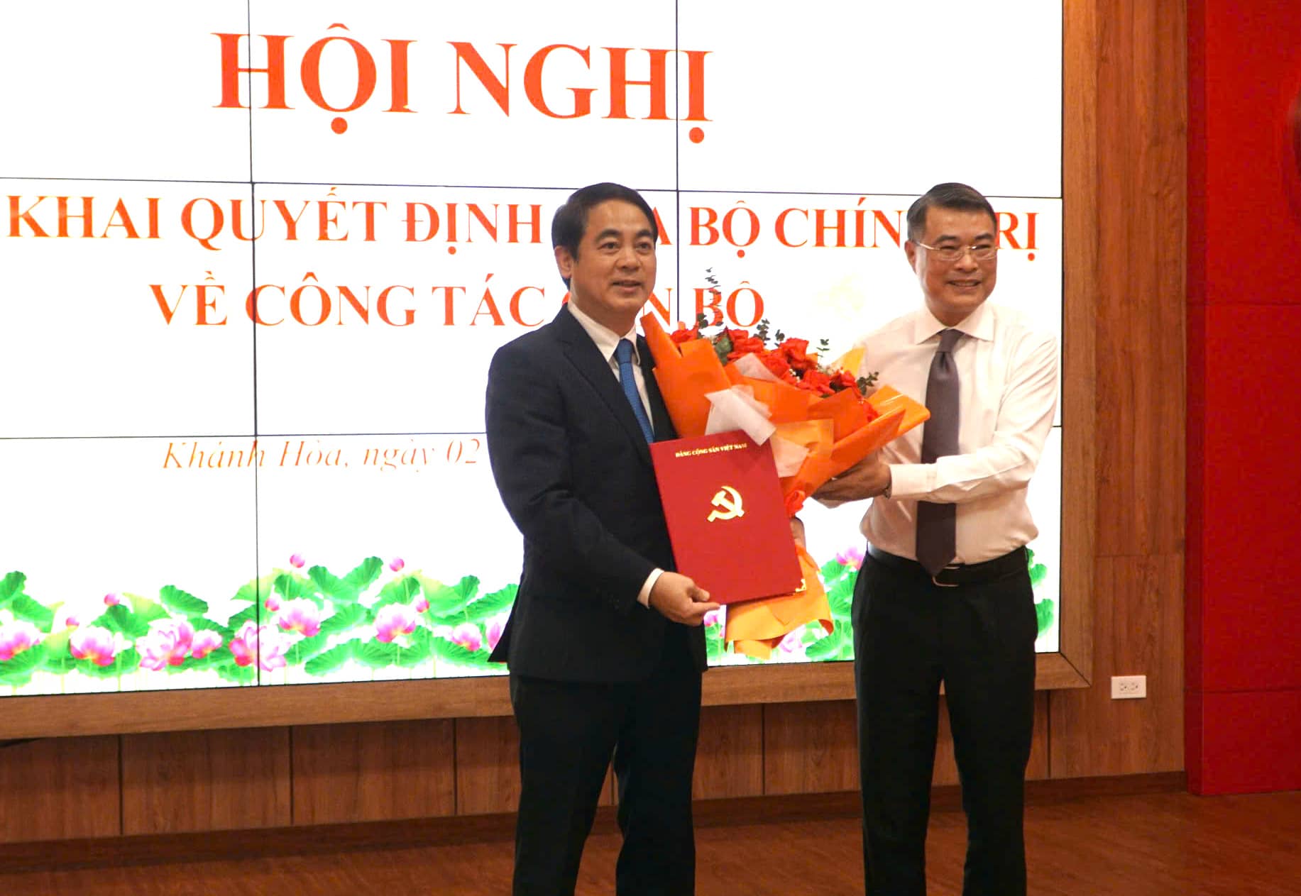 Mr. Nghiem Xuan Thanh (left) received the decision of the Politburo, taking up his assignment in Khanh Hoa. Photo: Huu Long