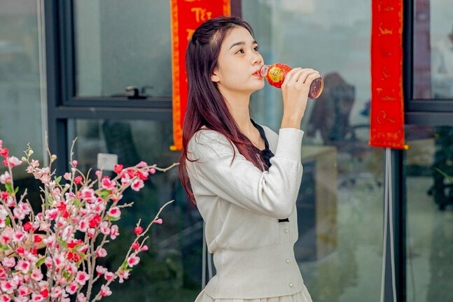 Truoc tinh trang nong trong nguoi do thuc khuya, thieu ngu truoc ap luc cong viec, nhieu nguoi tre lua chon cac thuc uong co nguon goc thao moc tu nhien giup thanh loc, lam mat co the moi ngay. Ảnh: Tan Hiep Phat
