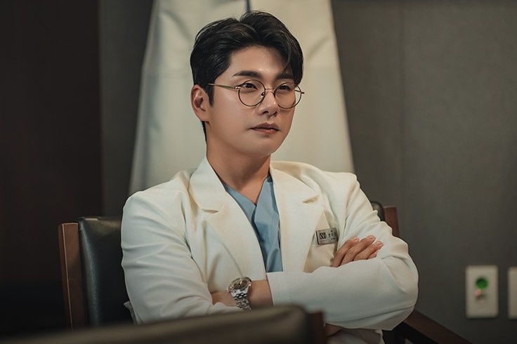 Lee Yi Kyung in the role of a plastic surgeon. Photo: Producer