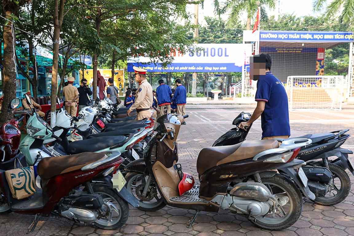 Many students riding motorbikes were "exposed" when checking the school parking lot