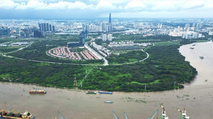 Thu Duc City has unique riverside roads. Photo: Anh Tu