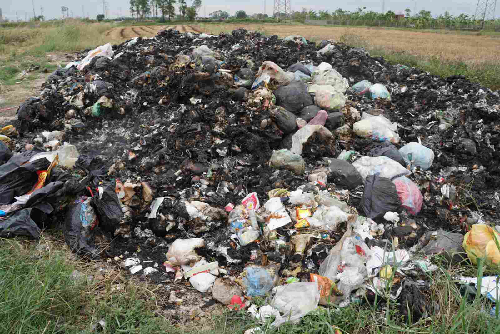 Residents of Co Thanh Ward, Chi Linh City, Hai Duong Province are suffering because the locality lacks a waste treatment system. Photo: Cong Hoa