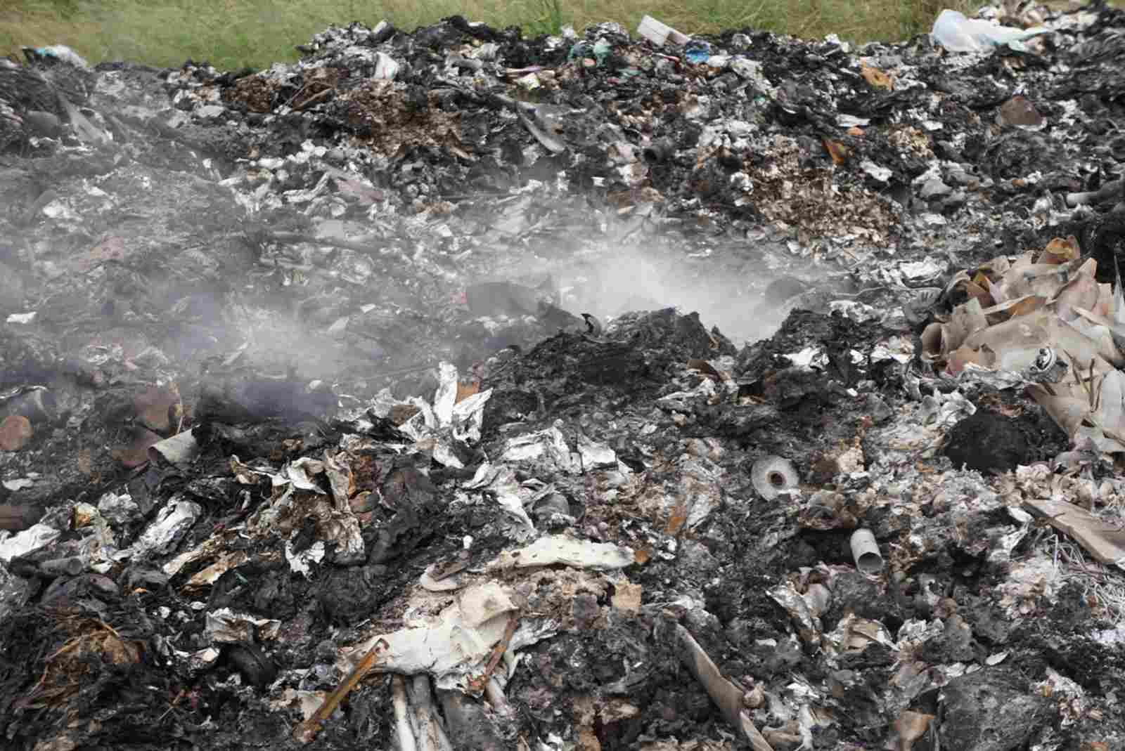 Nguoi dan tu y dot rac de giam tinh trang un u rac tai cac bai tap ket. Anh: Cong Hoa