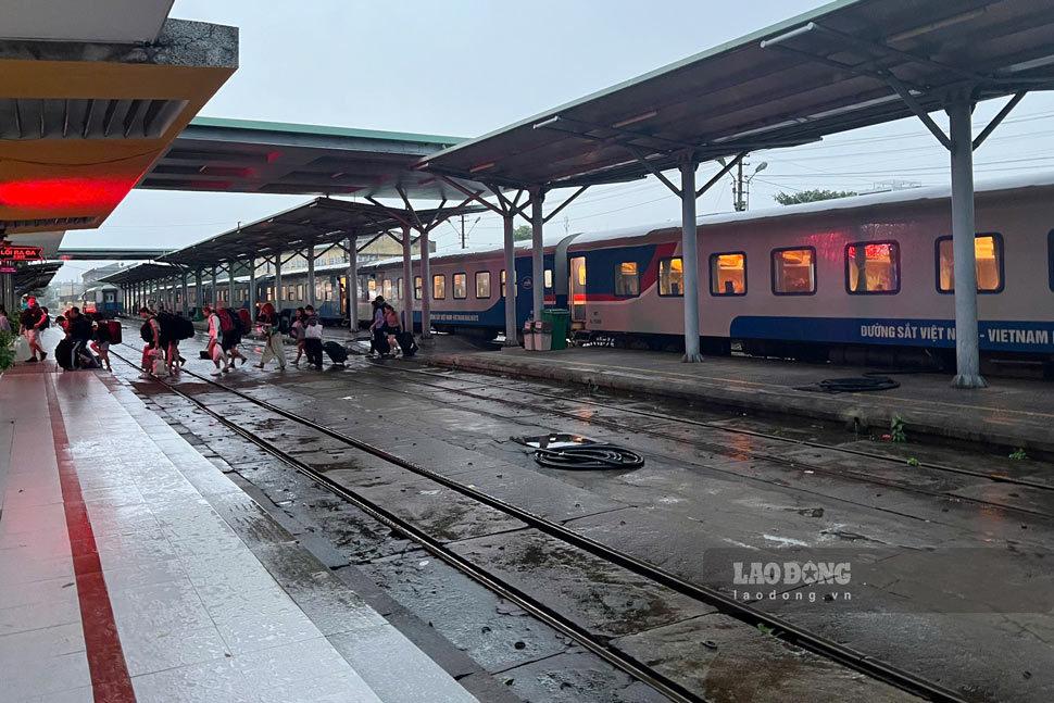 Binh Dinh requests funding to upgrade 11 self-opened walkways on the Hanoi - Ho Chi Minh City railway line. Photo: Phuong Thao