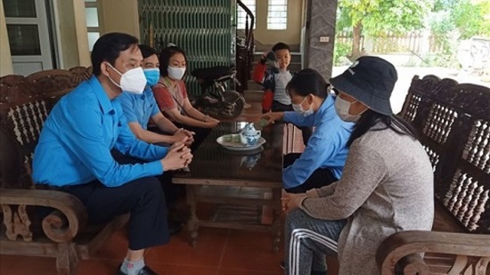 Visiting the family of a traffic accident victim. Photo: Kim Tuyen