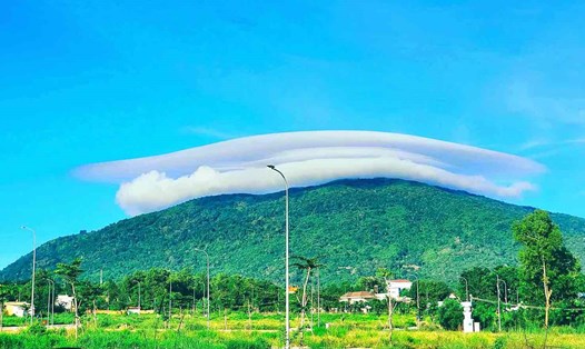 Đĩa mây xuất hiện trên đỉnh núi Chứa Chan, Đồng Nai. Ảnh: Nhất Hiền