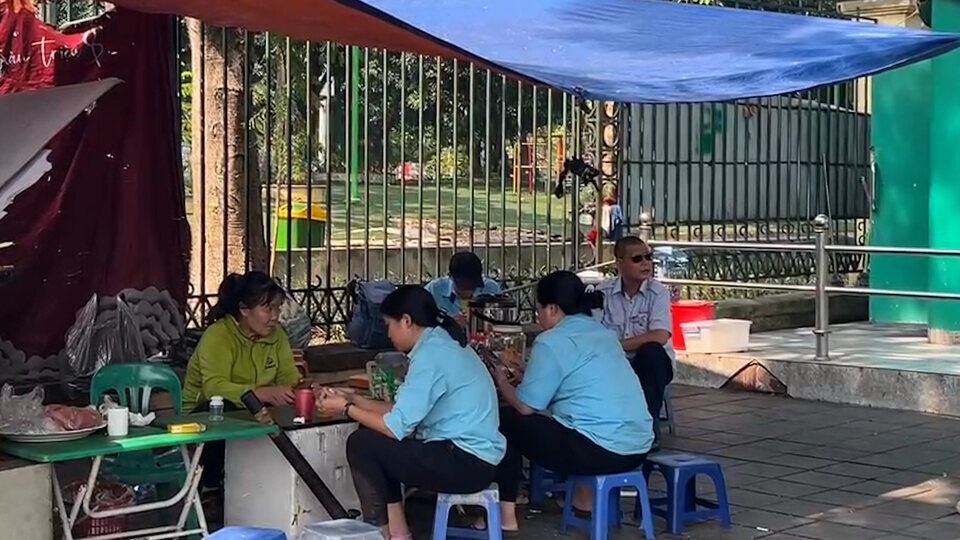 The scene of selling iced tea next to public toilets was seen in some areas in Hanoi.