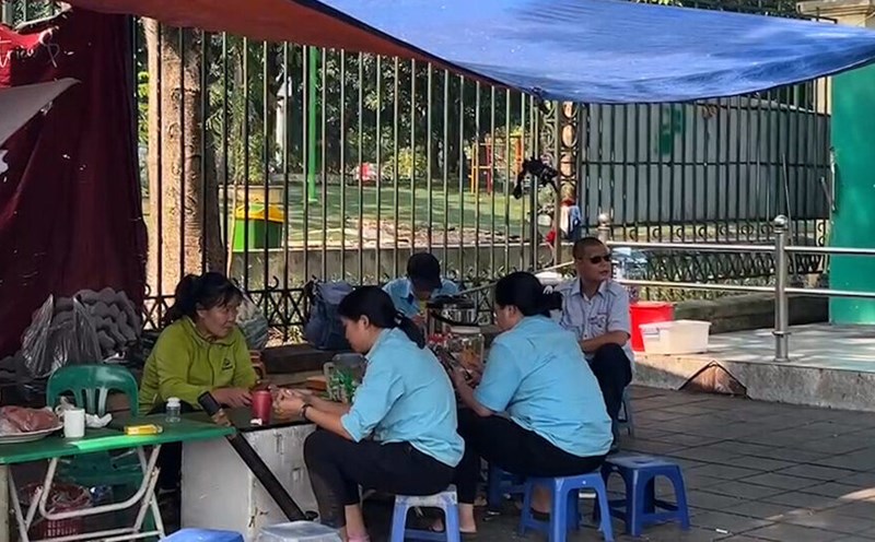 The scene of selling iced tea next to public toilets was seen in some areas in Hanoi.